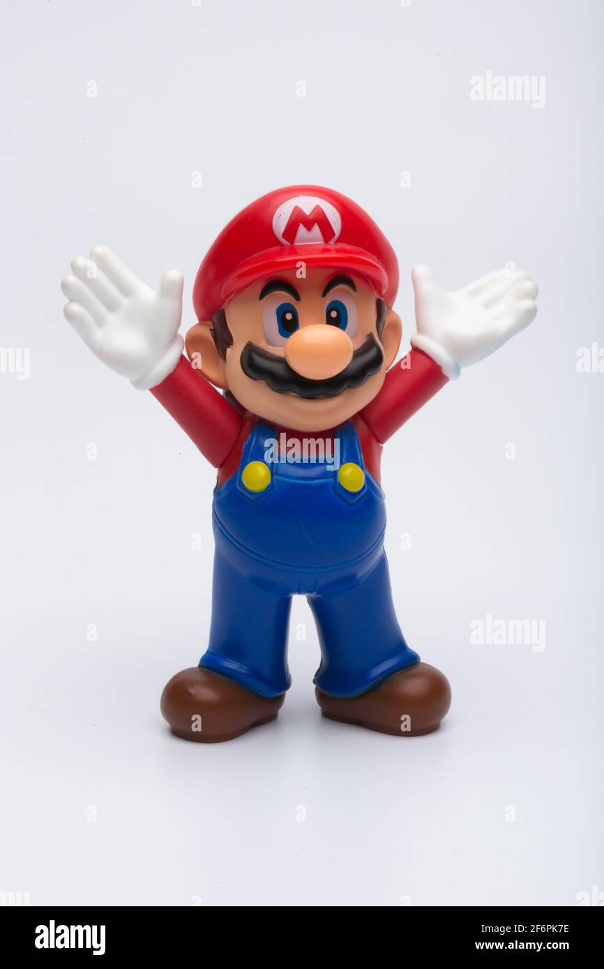 Mosca, Russia - 06 aprile 2021: Personaggio di plastica di Mario da Nintendo video game isolato su sfondo bianco. Foto Stock