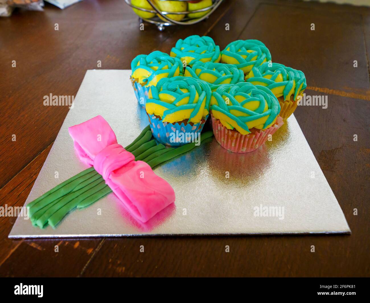 Mazzo di fiori fatti da cupcakes Foto Stock