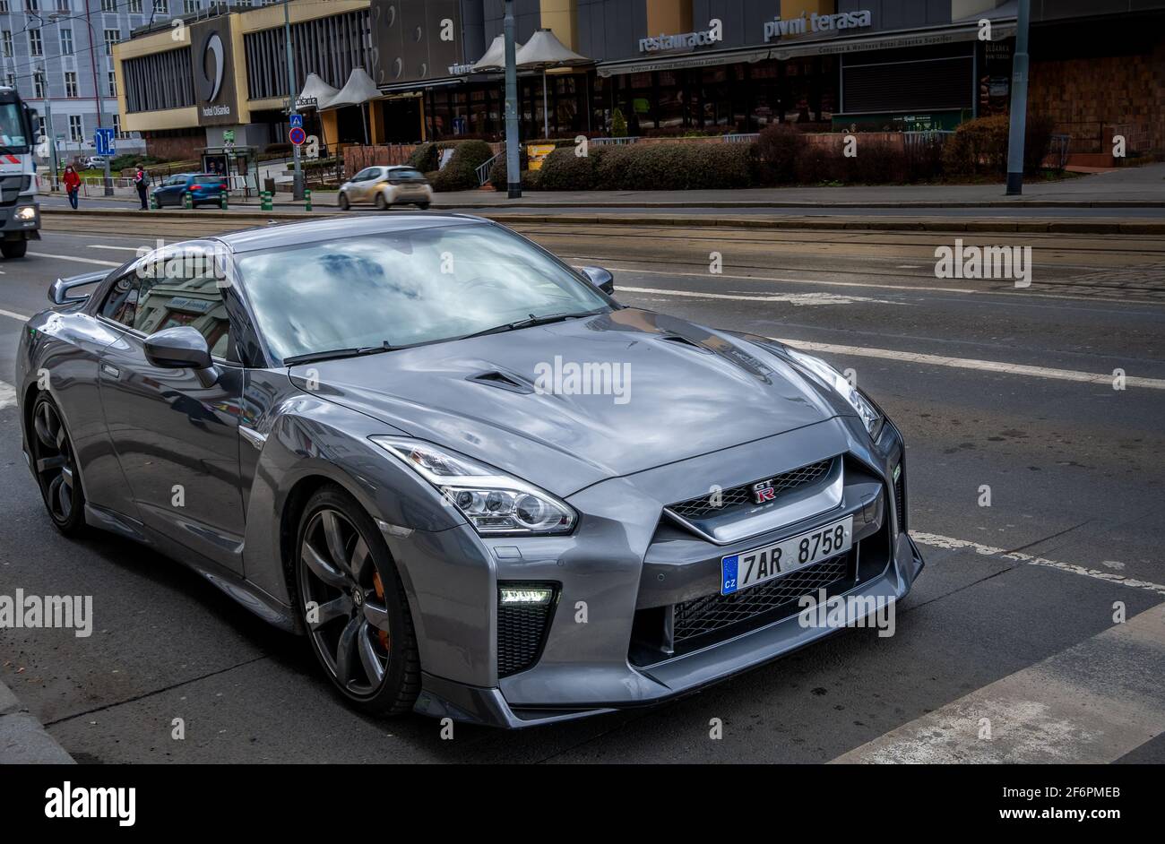 Nissan GT-R Premium, un'auto sportiva ad alte prestazioni e Grand Tourer su una strada nella città di Praga, Repubblica Ceca, Europa. Foto Stock