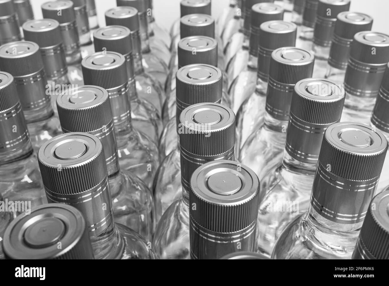 Moltissime bottiglie di alcool puro non etichettate. Bottiglie di bevande alcoliche domestiche isolate su bianco. Piccola produzione di liquori a base di distillazione. B Foto Stock