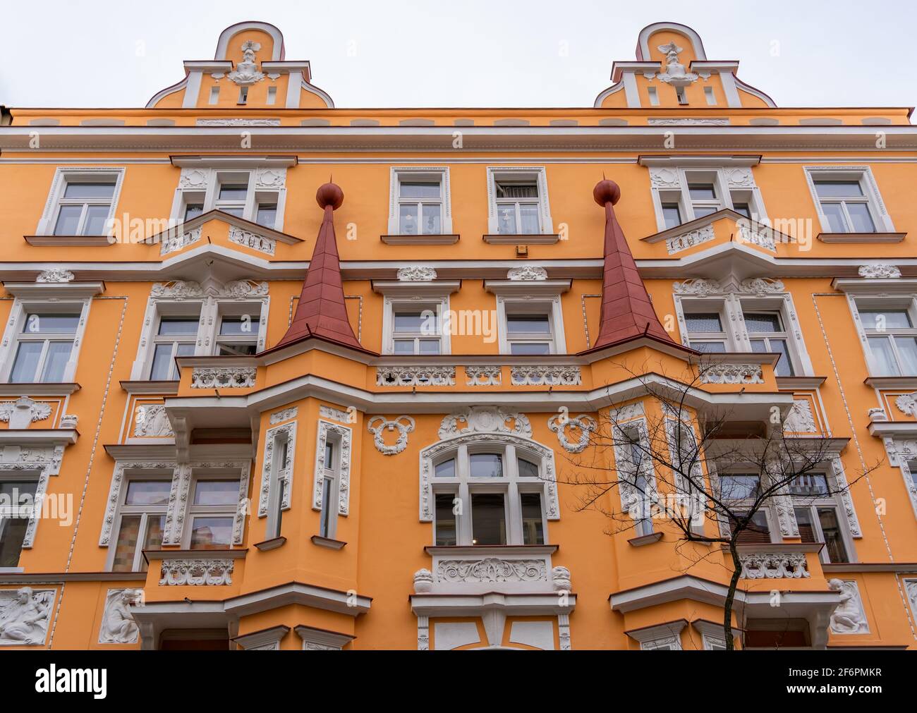 Edifici residenziali in stile Art Nouveau nel quartiere di Vinohrady, il quartiere predetto dagli espatriati a Praga, Czechia Foto Stock
