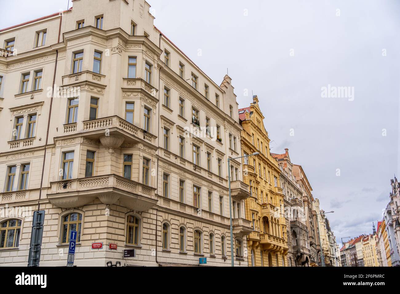 Edifici residenziali in stile Art Nouveau nel quartiere di Vinohrady, il quartiere predetto dagli espatriati a Praga, Czechia Foto Stock