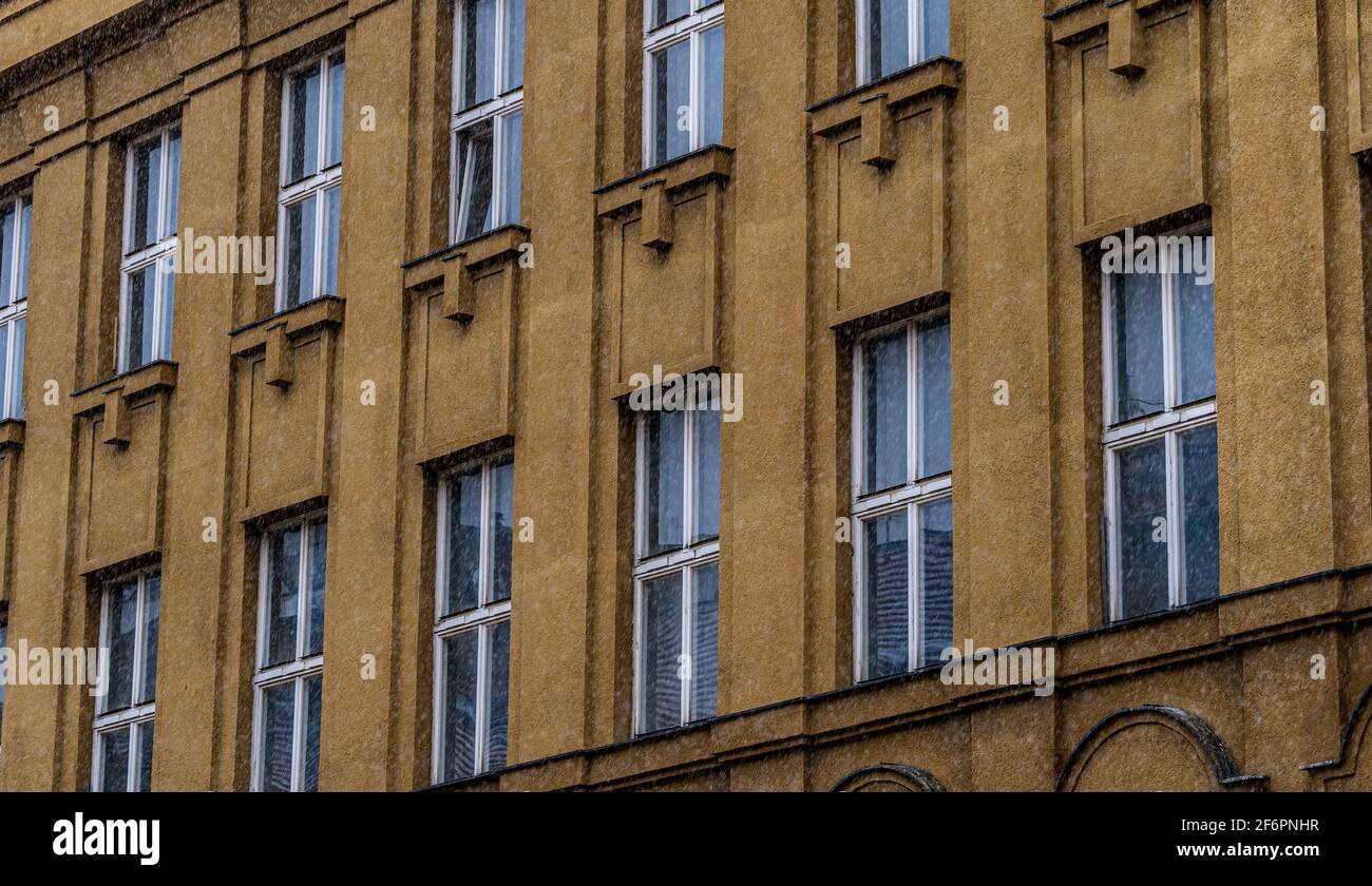 Parte di un edificio art deco in una giornata innevata Foto Stock