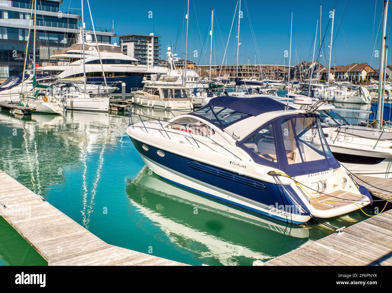 Barche e super yacht, Ocean Village Marina, Southampton, Regno Unito Foto Stock