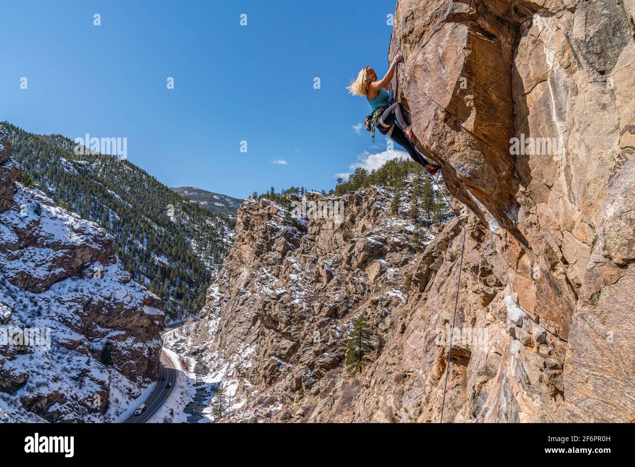 Donna rock climber la naviga su una parete rocciosa in Golden, CO Foto Stock
