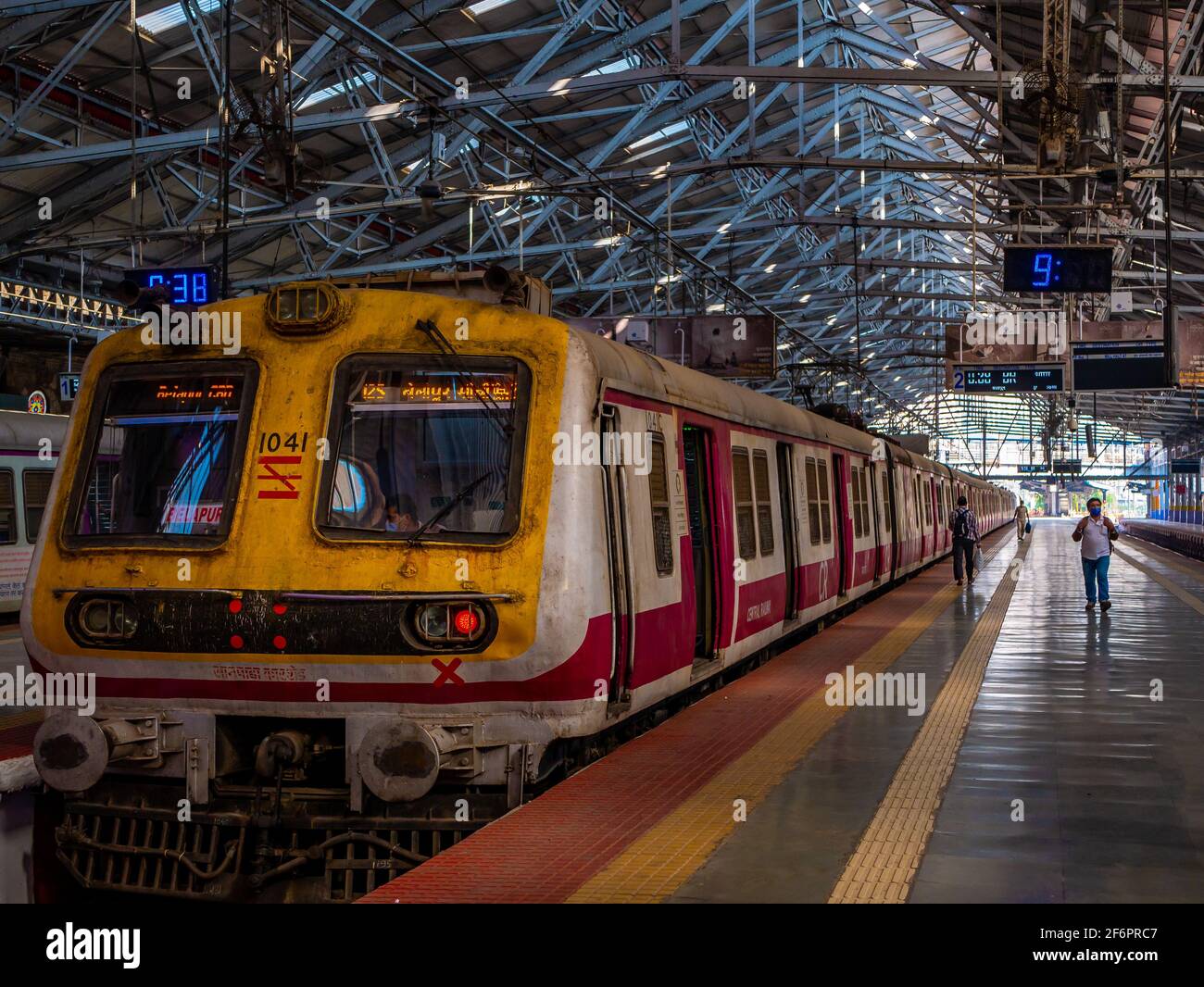 Mumbai, India - 7 gennaio 2021 : piattaforma vuota della stazione CST con architettura vittoriana, CST è una delle stazioni ferroviarie più trafficate per la classe operaia Foto Stock
