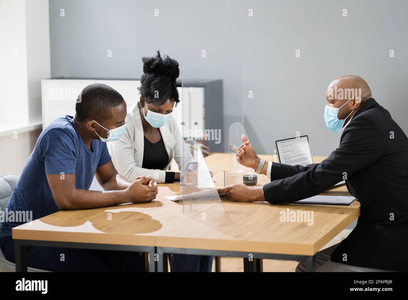 Cliente in maschera faccia Consulente Avvocato o Agente assicurativo Foto Stock