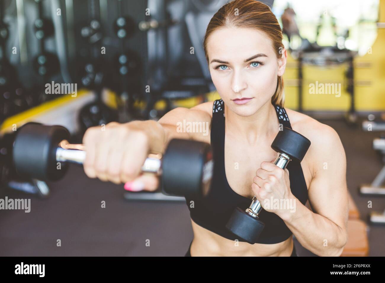 Allenarsi con pesi manubri al gym.Fitness le donne che esercitano sono il  sollevamento manubri. Fitness muscolare body.workout in palestra Foto stock  - Alamy