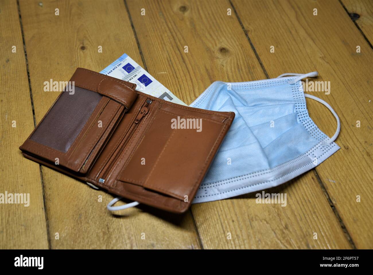 banconote tedesche in euro sul pavimento con vari oggetti come un portafoglio, una maschera o un tesoreria petto Foto Stock