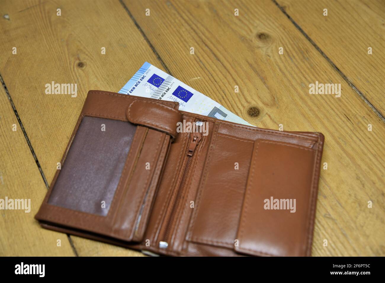 banconote tedesche in euro sul pavimento con vari oggetti come un portafoglio, una maschera o un tesoreria petto Foto Stock