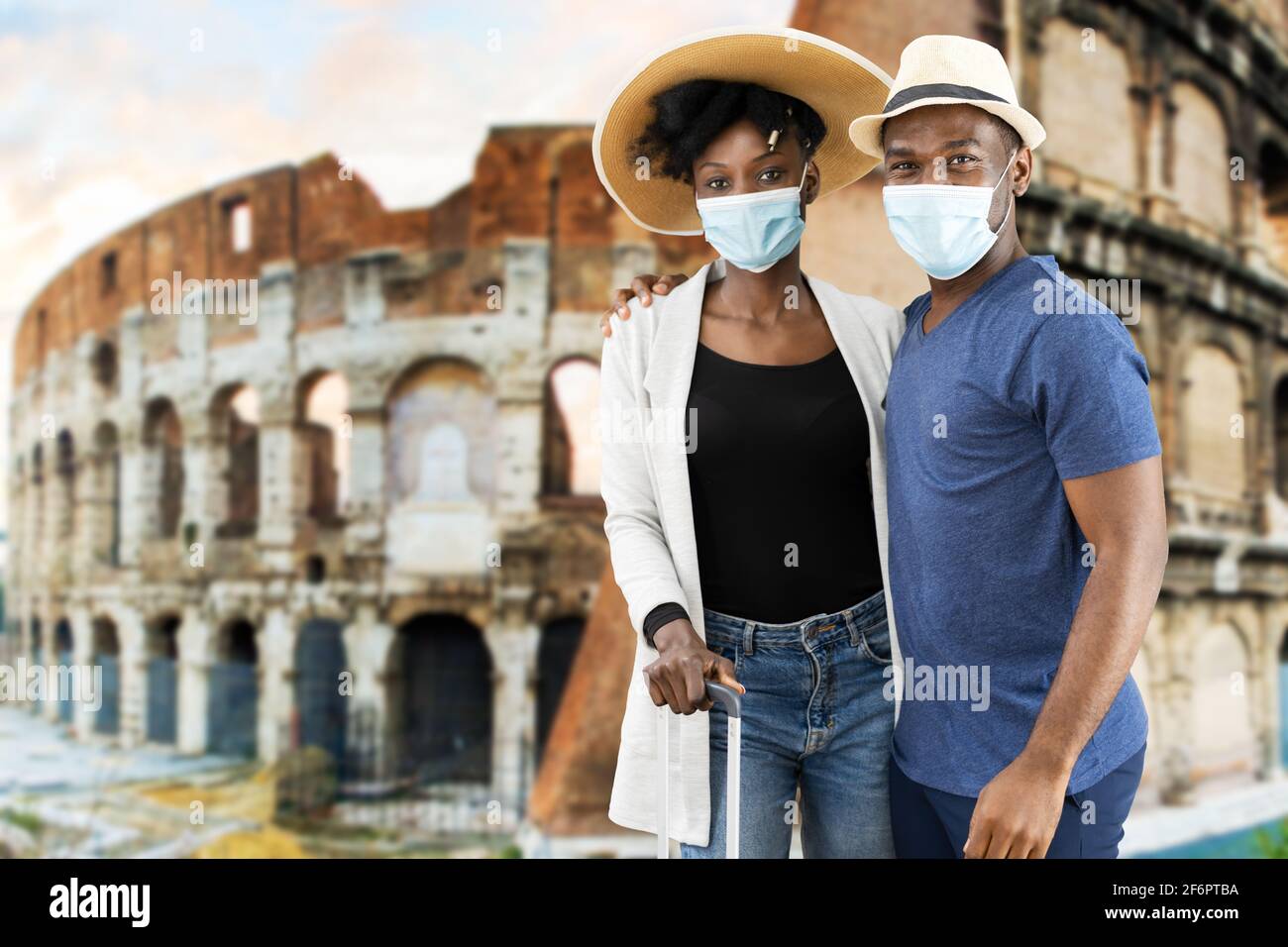 Giovane coppia africana in vacanza a Roma con maschera facciale Foto Stock