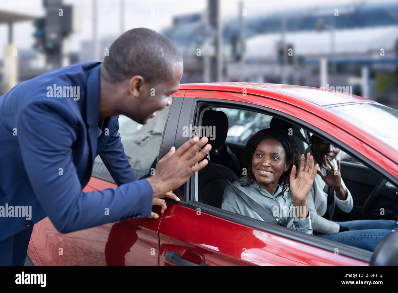 Condivisione del giro in piscina. Persone africane che usano Car Share Foto Stock