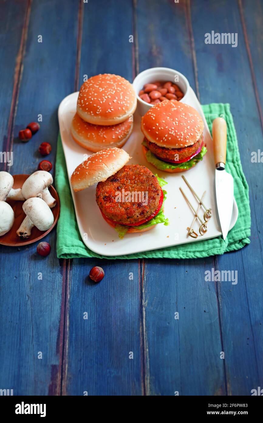 Hamburger di fagioli con funghi e nocciole Foto Stock
