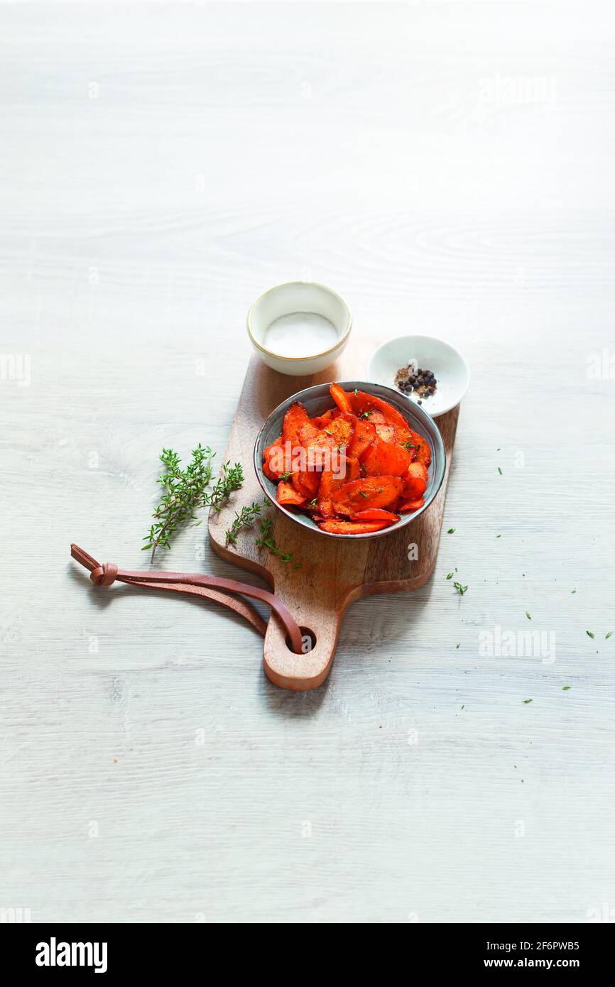 Patatine di carote al forno con timo e senape Foto Stock