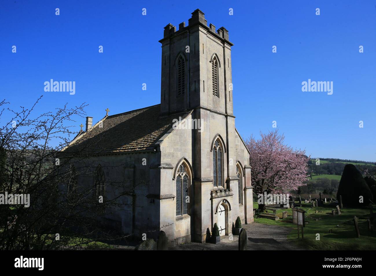 Painswick, Regno Unito, 2 aprile 2021. Regno Unito Meteo. Soleggiato con una fresca brezza nel pomeriggio il Venerdì Santo presso la Chiesa di San Giovanni Battista, Pitchcombe. A causa delle restrizioni di Covid-19 l'occasione non è stata segnata dalla congregazione. Stroud, Gloucestershire. Foto Stock