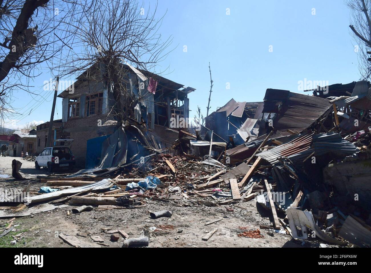 Nowgam, Jammu e Kashmir. 2 aprile 2021. Tre militanti coinvolti nell'attacco alla casa di un leader del BJP nella zona di Nowgam della città sono stati uccisi venerdì in un incontro con le forze di sicurezza nel distretto di Pulwama. La polizia ha detto che, agendo su input specifici circa la presenza di militanti a Dobhi Mohalla nella zona di Kakapora, le forze di sicurezza hanno lanciato un'operazione di cordone e ricerca lì. Il personale è stato licenziato durante la ricerca, dopo di che hanno ritorziato e una battaglia di sparo è scoppiato. Credit: Notizie dal vivo di Mmaggioranza del mondo CIC/Alamy Foto Stock