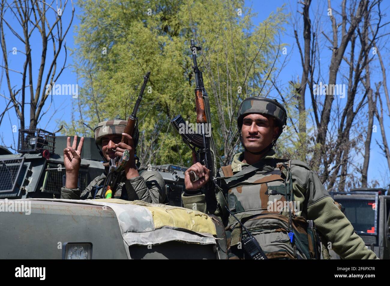 Nowgam, Jammu e Kashmir. 2 aprile 2021. Tre militanti coinvolti nell'attacco alla casa di un leader del BJP nella zona di Nowgam della città sono stati uccisi venerdì in un incontro con le forze di sicurezza nel distretto di Pulwama. La polizia ha detto che, agendo su input specifici circa la presenza di militanti a Dobhi Mohalla nella zona di Kakapora, le forze di sicurezza hanno lanciato un'operazione di cordone e ricerca lì. Il personale è stato licenziato durante la ricerca, dopo di che hanno ritorziato e una battaglia di sparo è scoppiato. Credit: Notizie dal vivo di Mmaggioranza del mondo CIC/Alamy Foto Stock