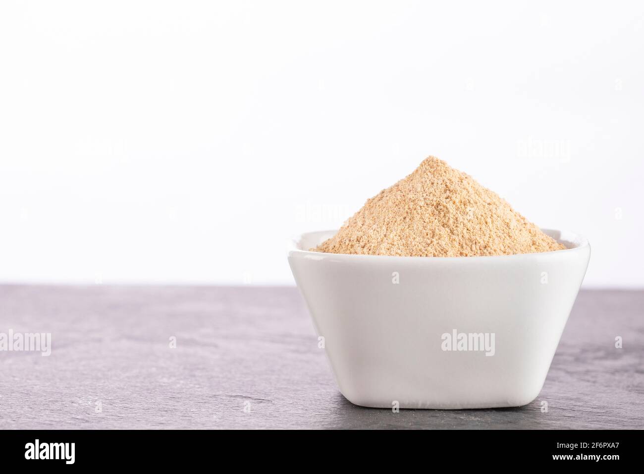 Polvere organica di maca - Lepidium meyenii. Foto Stock