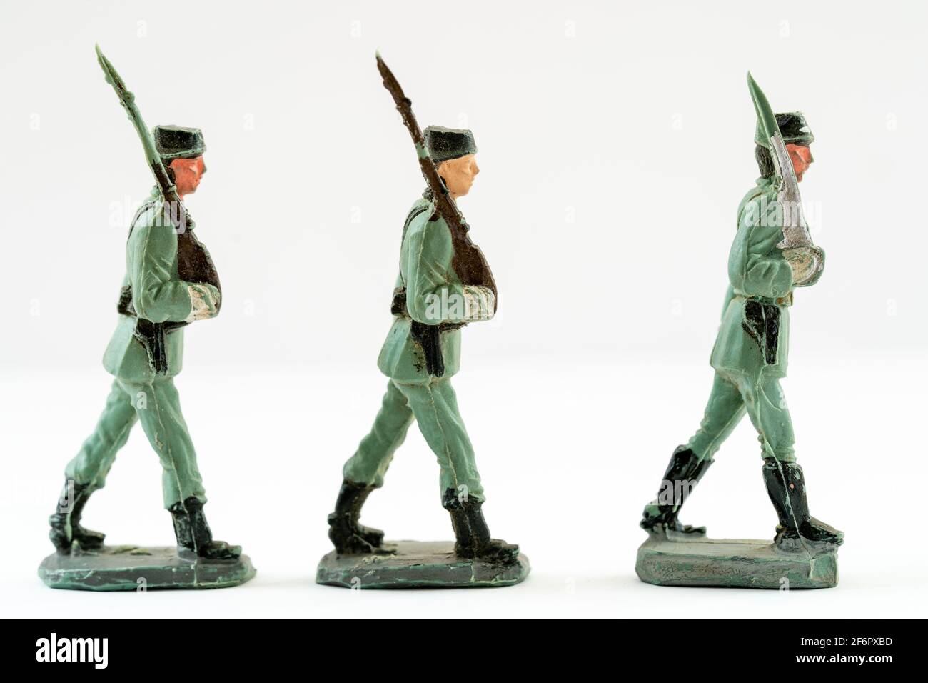 Reamsa Guardia Civil spagnola, personaggi giocattolo in plastica della Guardia Civil. Vista laterale del fucile a tre spallamenti in marcia su fondo bianco liscio. Foto Stock