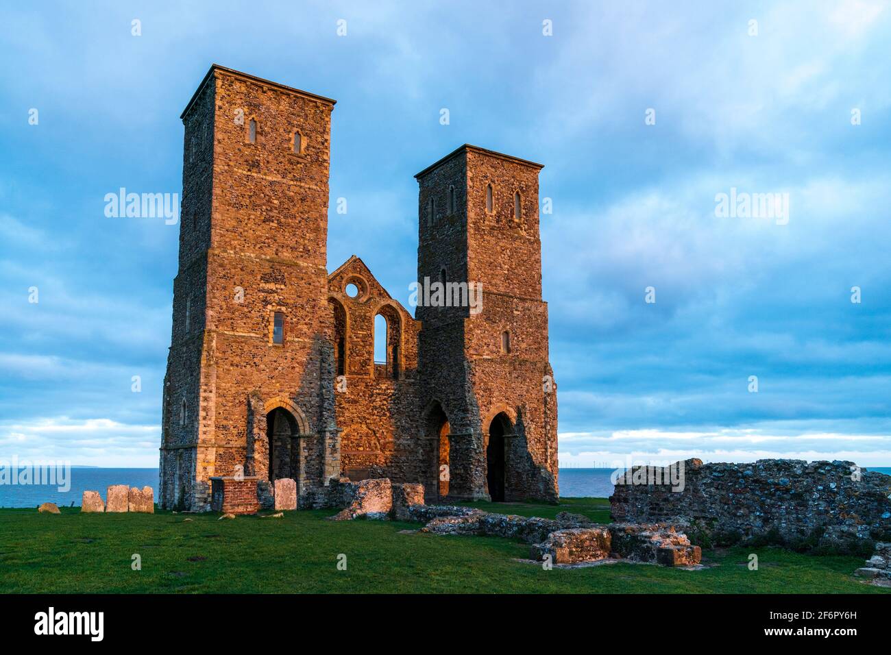 Le torri gemelle del 12 ° secolo, ben noto punto di riferimento sulla Costa del Kent, parte della chiesa in rovina Angelo Sassone a Reculver. Ora d'oro, mattina presto. Foto Stock