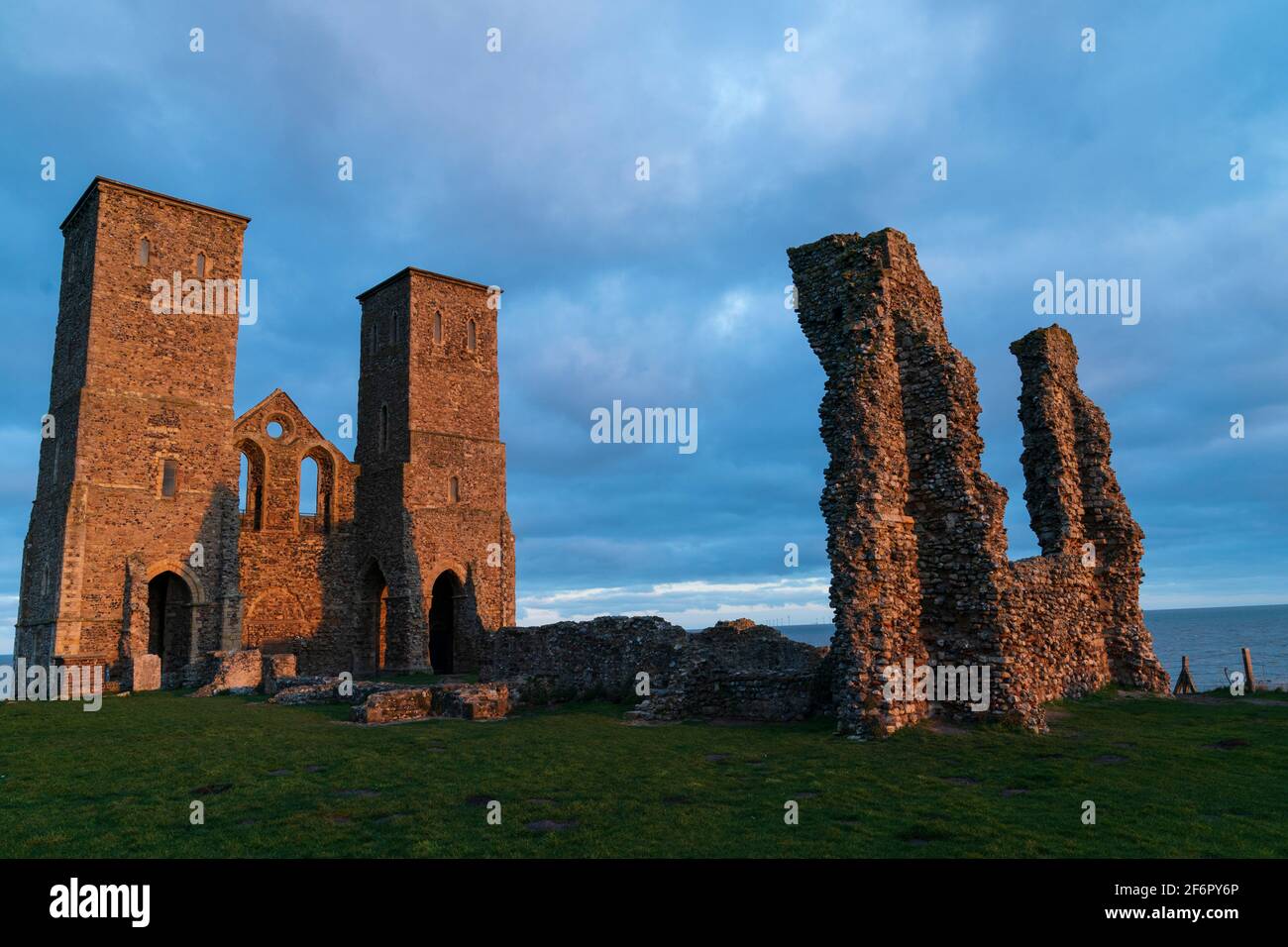 Le torri gemelle del 12 ° secolo, ben noto punto di riferimento sulla Costa del Kent, parte della chiesa in rovina Angelo Sassone a Reculver. Ora d'oro, mattina presto. Foto Stock