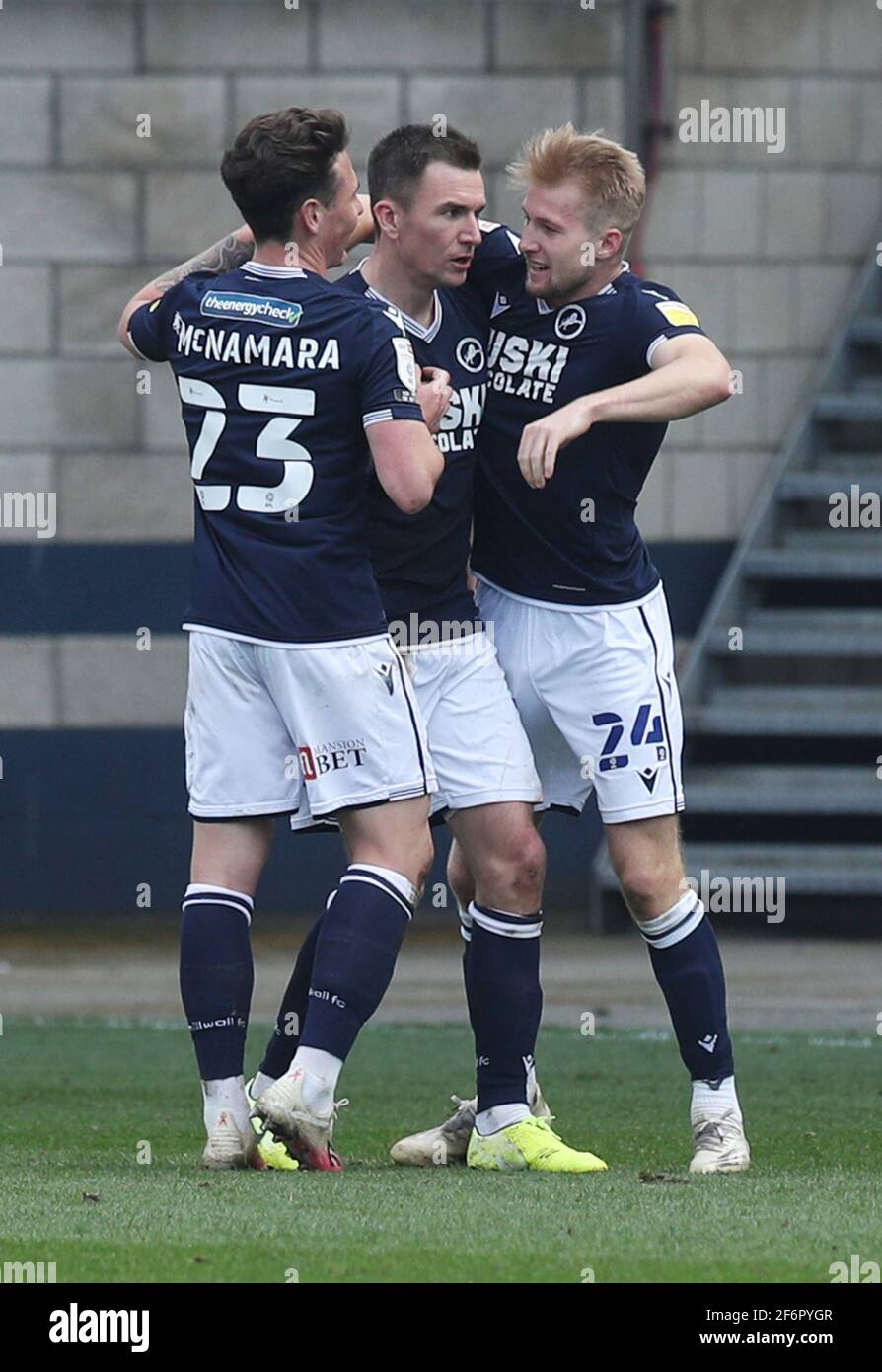 Millwall's Jed Wallace (al centro) si congratula con i compagni di squadra Danny McNamara di Millwall (a sinistra) e Billy Mitchell di Millwall (a destra) dopo aver segnato il gol di apertura durante la partita del campionato Sky Bet al Den di Londra. Data immagine: Venerdì 2 aprile 2021. Vedi la storia di PA: SOCCER Millwall. Il credito fotografico dovrebbe essere: Jonathan Brady/PA Wire. RESTRIZIONI: SOLO USO EDITORIALE non utilizzare con audio, video, dati, elenchi di apparecchi, logo di club/campionato o servizi "live" non autorizzati. L'uso in-match online è limitato a 120 immagini, senza emulazione video. Nessun utilizzo nelle scommesse, nei giochi o nelle pubblicazioni di singoli club/campionati/giocatori Foto Stock