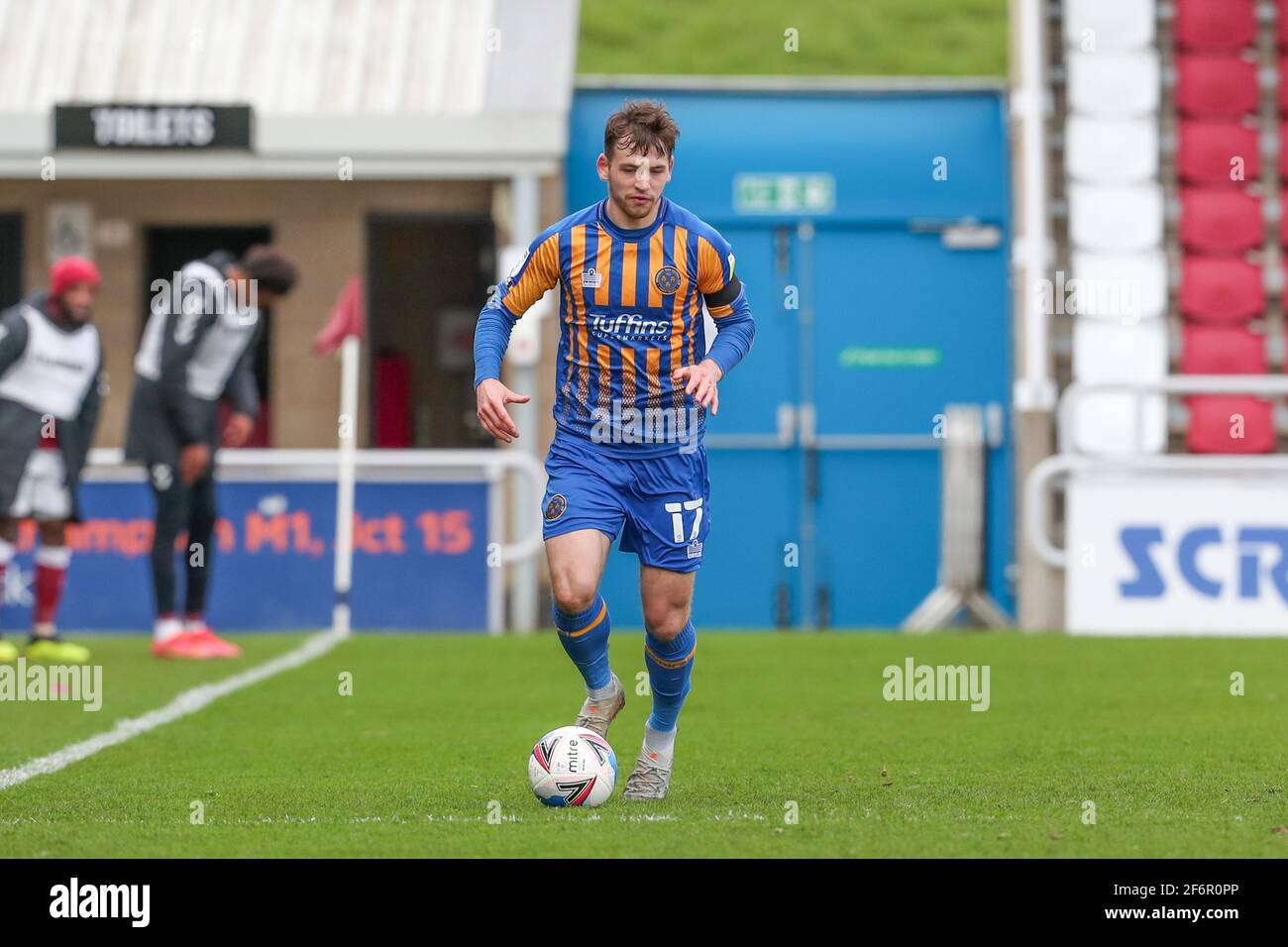 NORTHAMPTON, INGHILTERRA. 2 APRILE: Donald Love di Shrewsbury Town durante la seconda metà della Sky Bet League uno partita tra Northampton Town e Shrewsbury Town al PTS Academy Stadium di Northampton venerdì 2 aprile 2021. (Credit: John Cripps | MI News) Credit: MI News & Sport /Alamy Live News Foto Stock