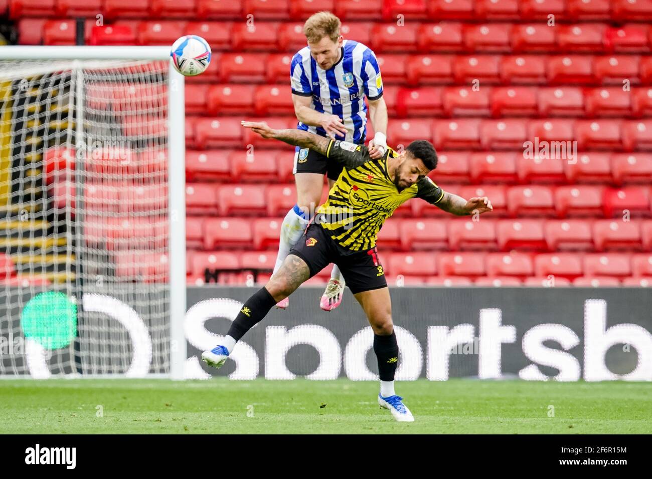 Tom Lees n° 15 di Sheffield Wednesday combatte con Andre Grey n° 18 di Watford a Watford, Regno Unito, il 13/03/2021. (Foto di Richard Washbrooke/News Images/Sipa USA) Foto Stock