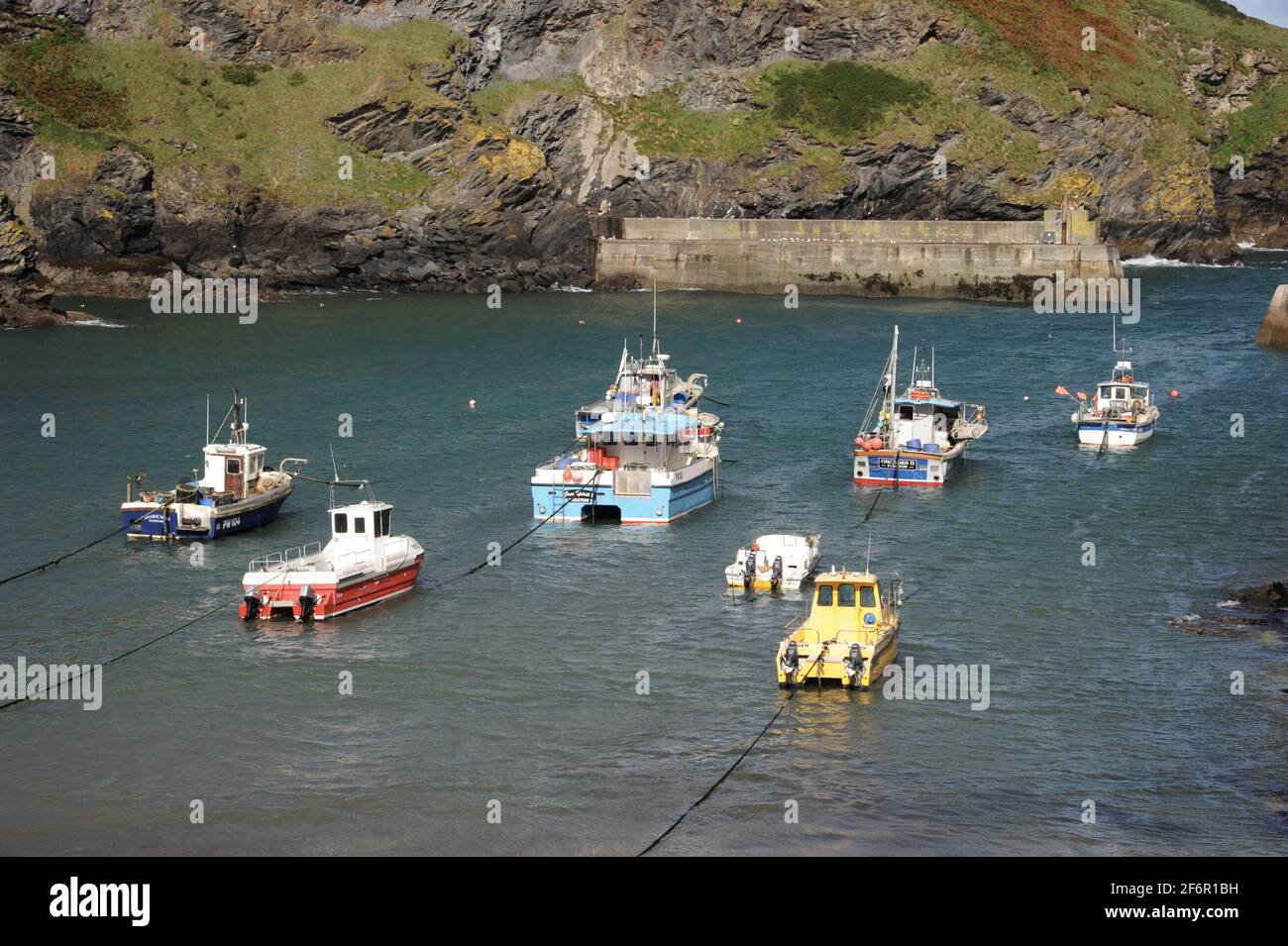 Port Isaac è un piccolo villaggio di pescatori sulla costa atlantica della Cornovaglia settentrionale, in Inghilterra, nel Regno Unito. Le città più vicine sono Wadebridge e CA Foto Stock