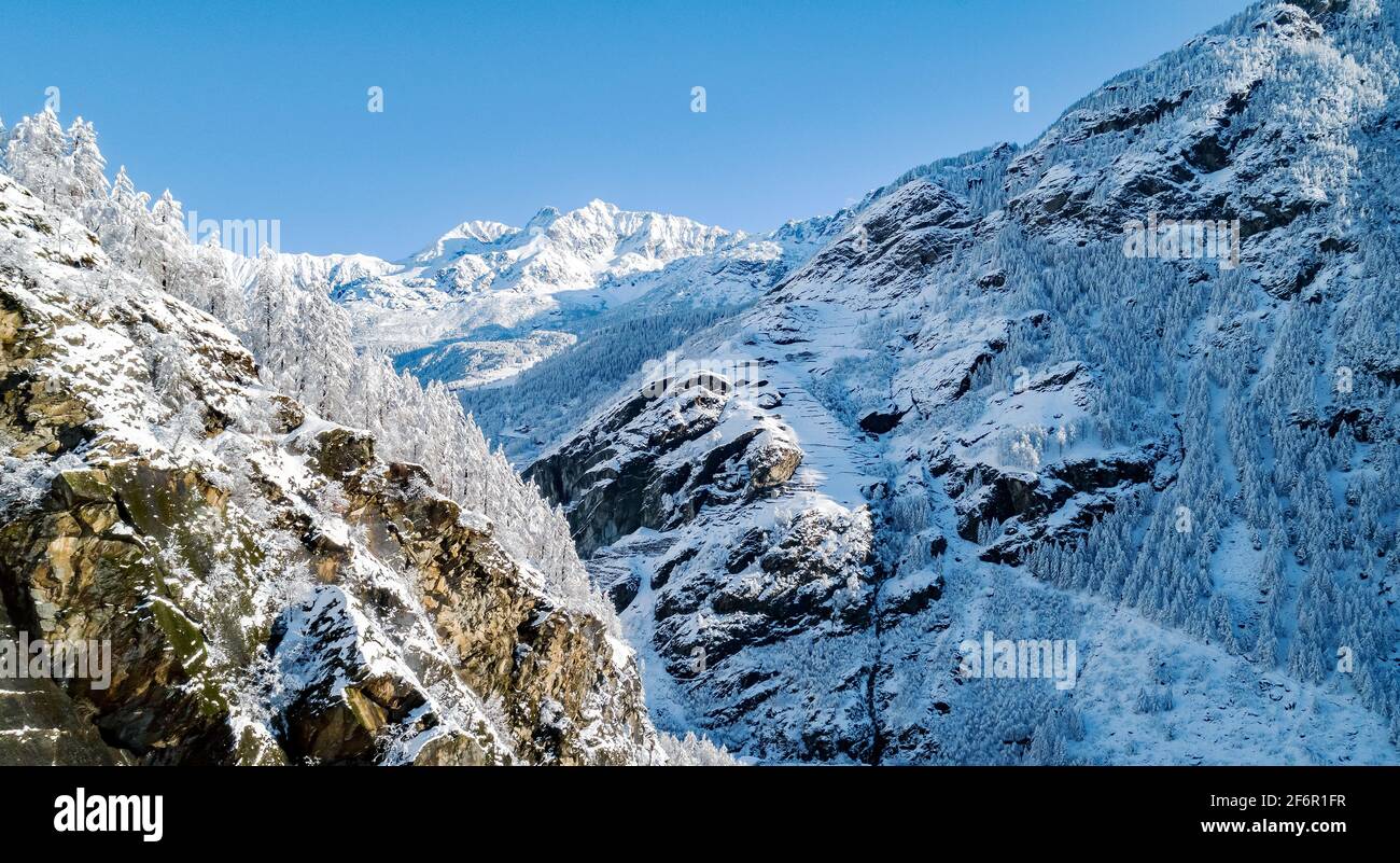 Valmalenco (IT), veduta aerea invernale della valle del Chiareggio da Primolo Foto Stock