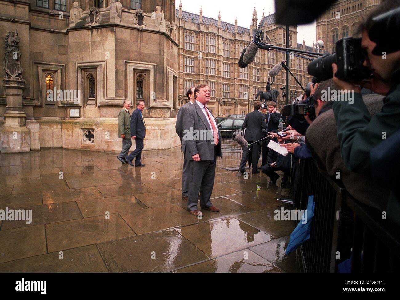 KENNETH CLARKE, DEPUTATO DOPO IL VOTO PER SELEZIONARE TORY LEADER Foto Stock