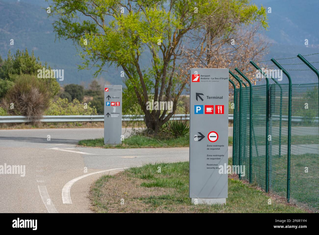 La Seu de Urgell, Spagna: Aprile 2021 02: Aeroporto Andorra - la Seu de Urgell in una giornata di sole nella primavera 2021 in Catalogna. Foto Stock