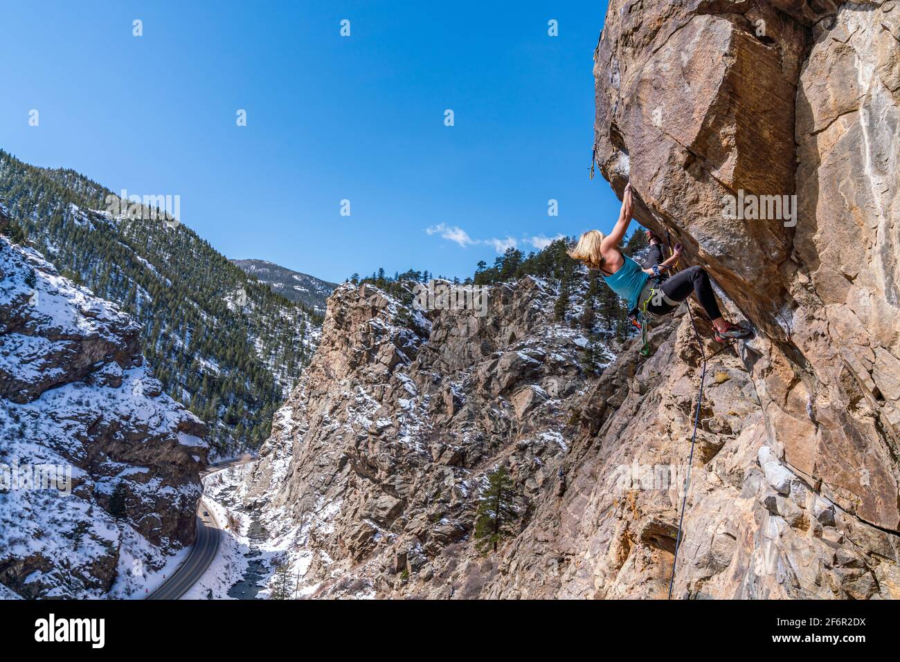 Donna rock climber la naviga su una parete rocciosa in Golden, CO Foto Stock