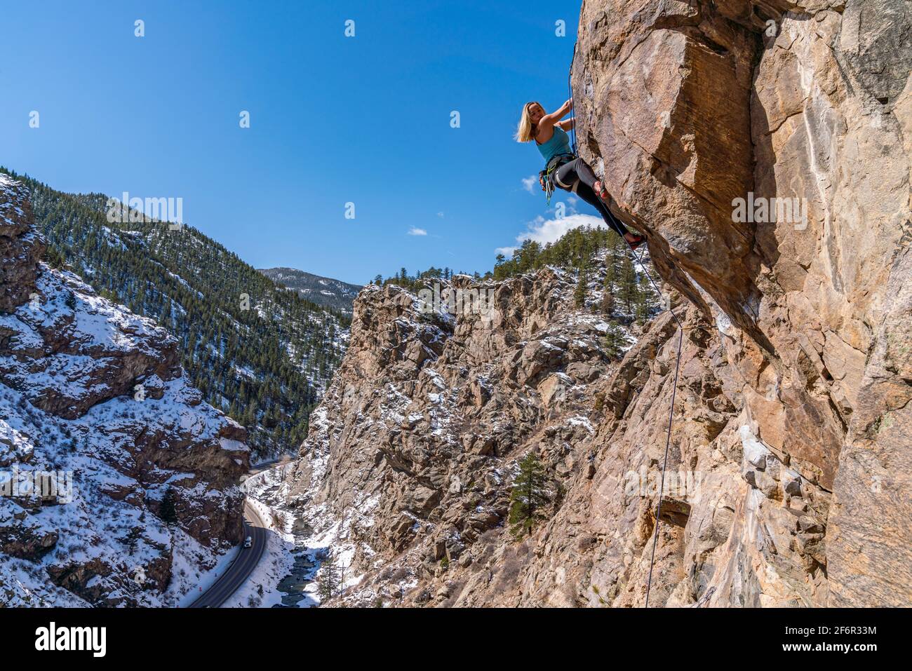 Donna rock climber la naviga su una parete rocciosa in Golden, CO Foto Stock