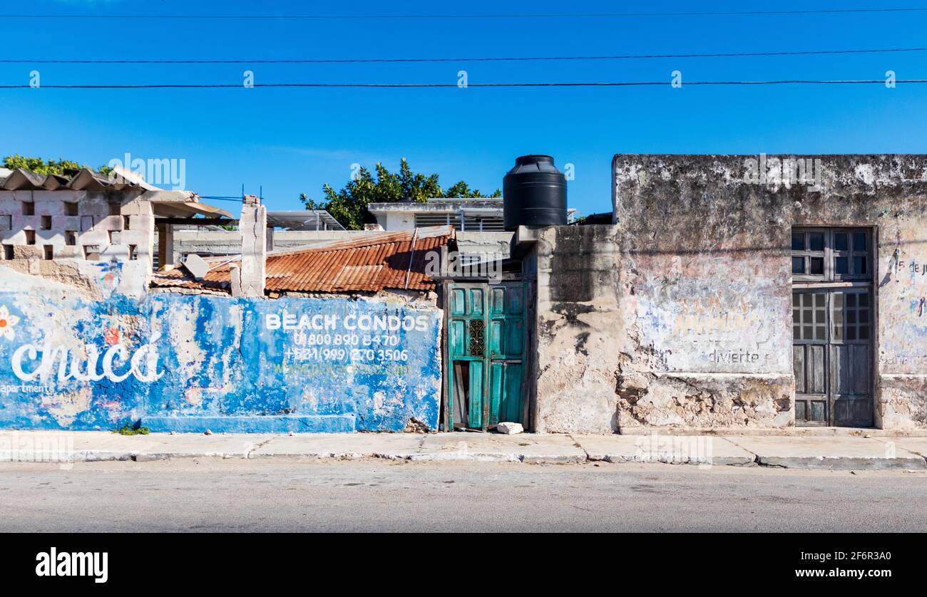 Strada principale in una piccola cittadina di pescatori, dove la gente fa il meglio che può con ciò che hanno Foto Stock