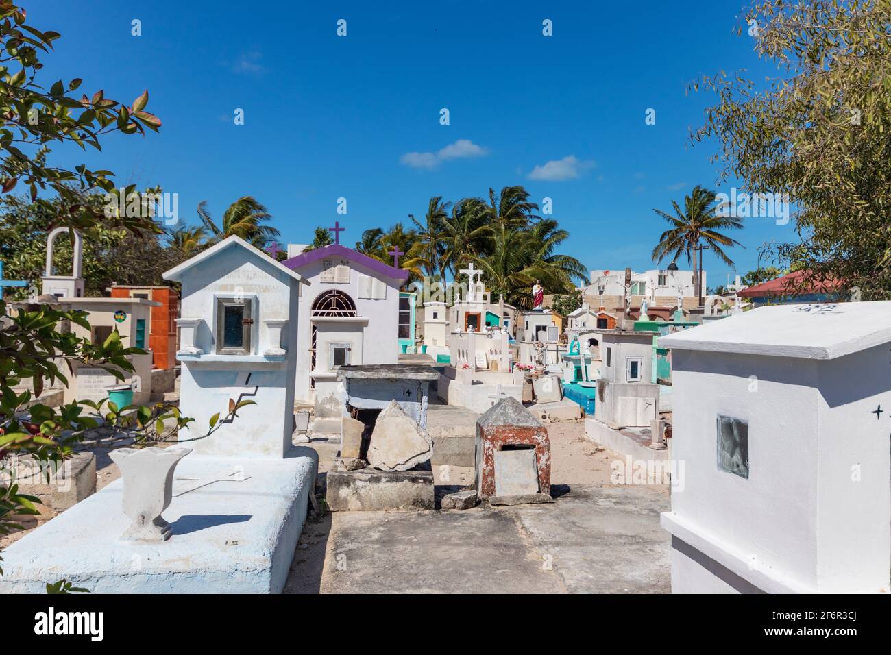 Monumenti colorati ed elaborati in un cimitero messicano. Persone con mezzi limitati garantiscono che i loro cari siano onorati dopo la morte. Foto Stock