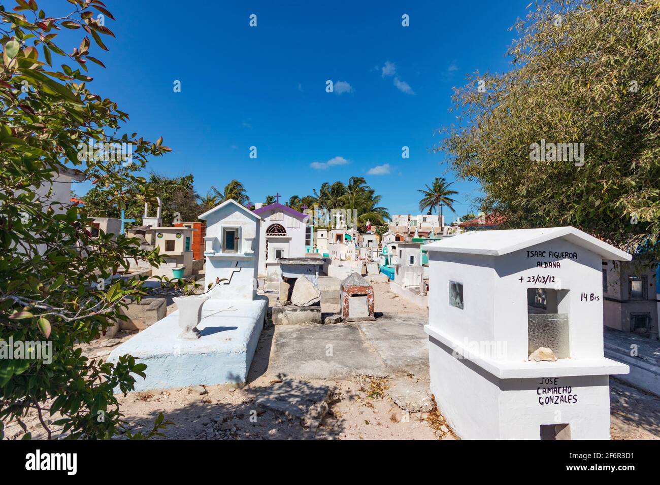 Monumenti colorati ed elaborati in un cimitero messicano. Persone con mezzi limitati garantiscono che i loro cari siano onorati dopo la morte. Foto Stock