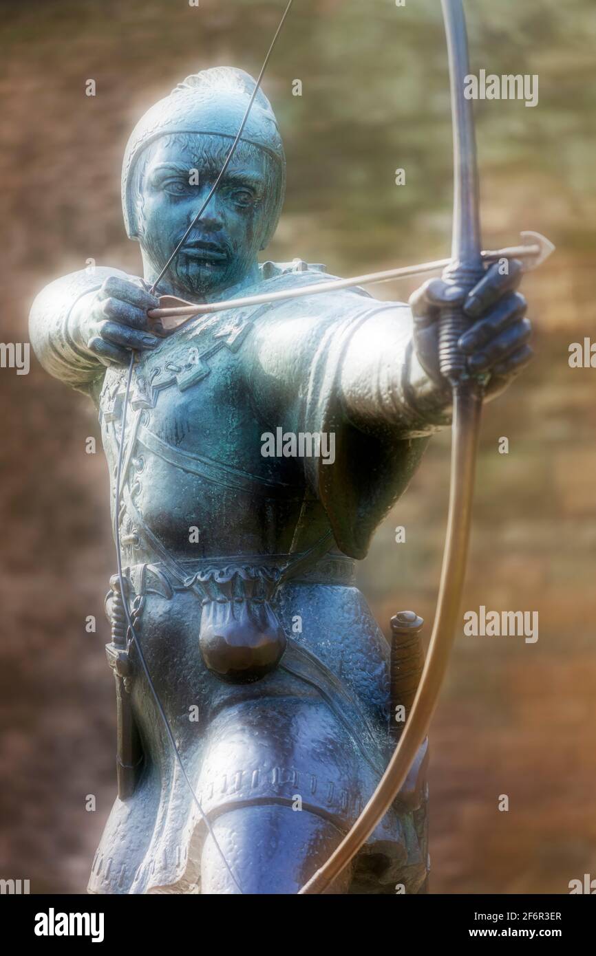 Statua di Robin Hood di Robin Hood, fuori dalle mura del castello di Nottingham, città di Nottinghamshire, Inghilterra, Regno Unito, GB, Europa Foto Stock