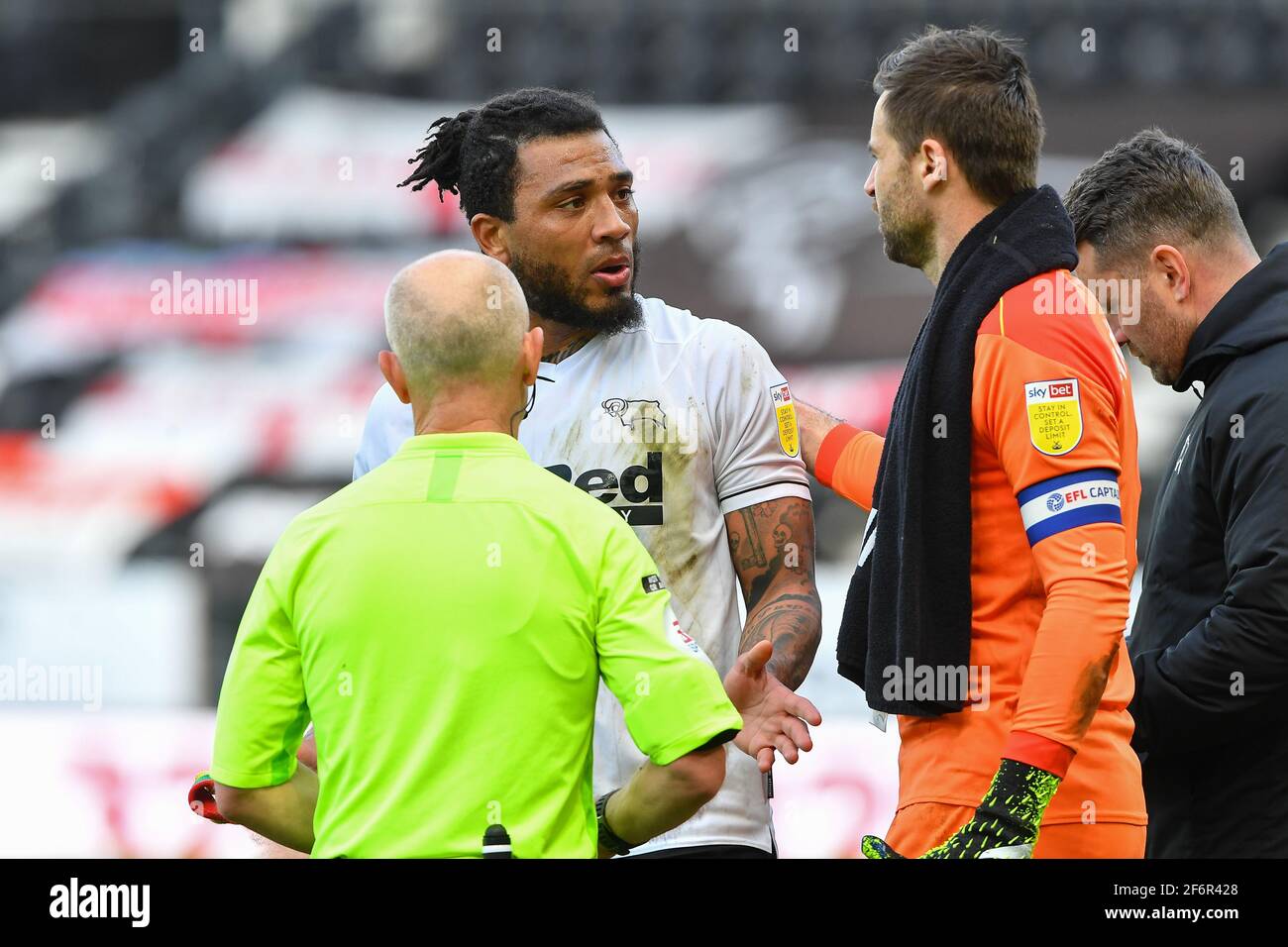 DERBY, INGHILTERRA. 2 APRILE: David Marshall, portiere della contea di Derby, dice a Colin Kazim-Richards della contea di Derby di calmarsi come referee, Andy Woolmer vuole una parola dopo il fischio finale durante la partita del campionato Sky Bet tra Derby County e Luton Town al Pride Park, Derby venerdì 2 aprile 2021. (Credit: Jon Hobley | MI News) Credit: MI News & Sport /Alamy Live News Foto Stock