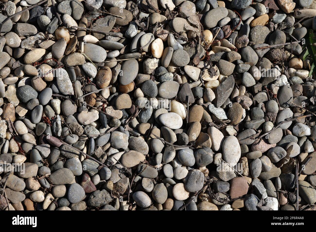 Pile di pietre grigio mare. Sfondo da pietre grigio mare. Foto Stock
