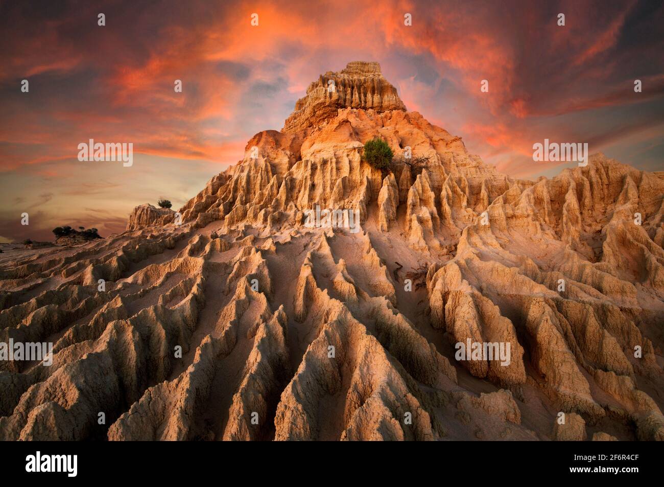 Duna di sabbia nel famoso Parco Nazionale di Mungo scolpito dalla natura. Foto Stock