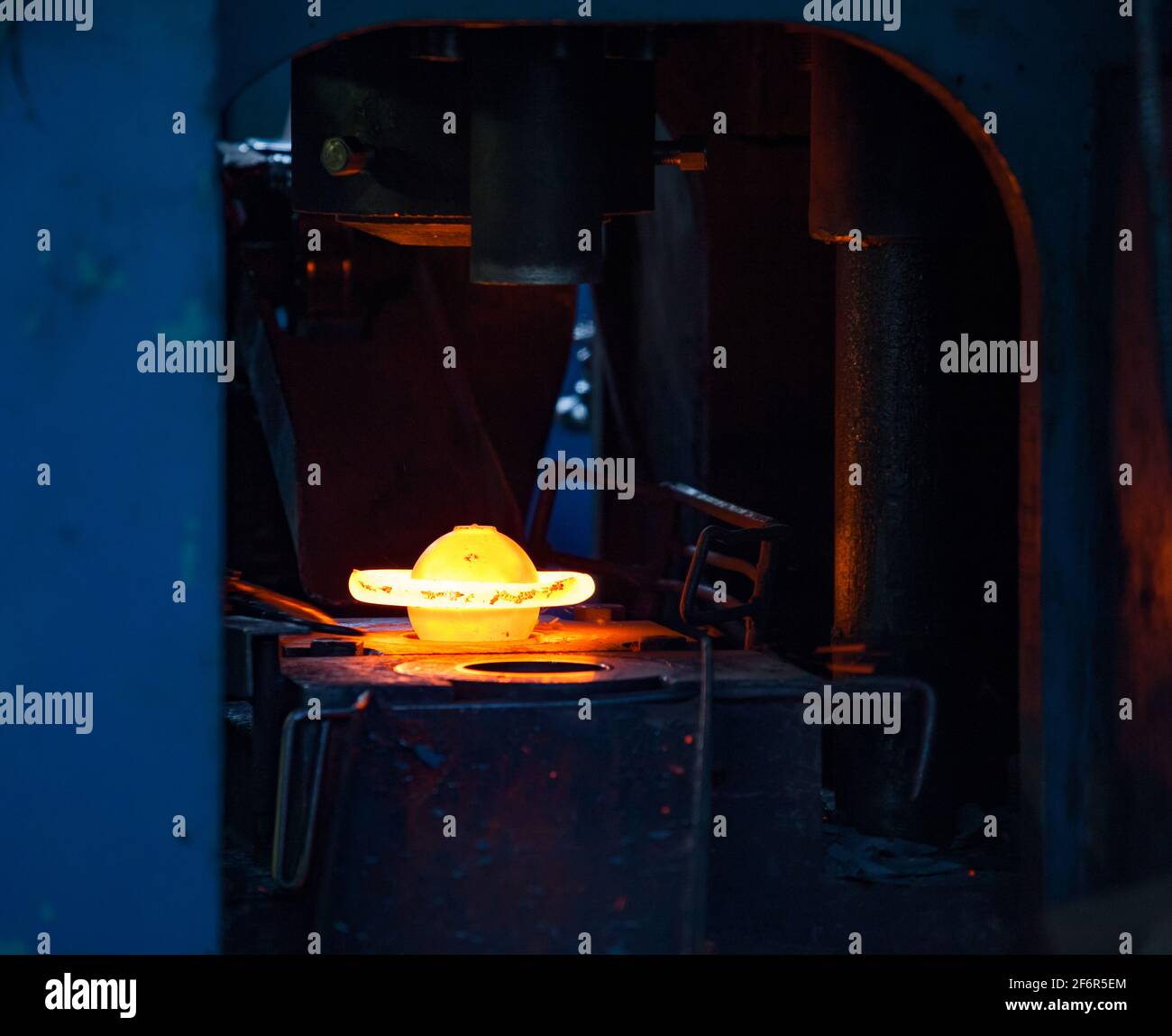 Produzione di sfere di supporto su una pressa meccanica. Metallo caldo. Steppogorsk, Kazakistan. Foto Stock
