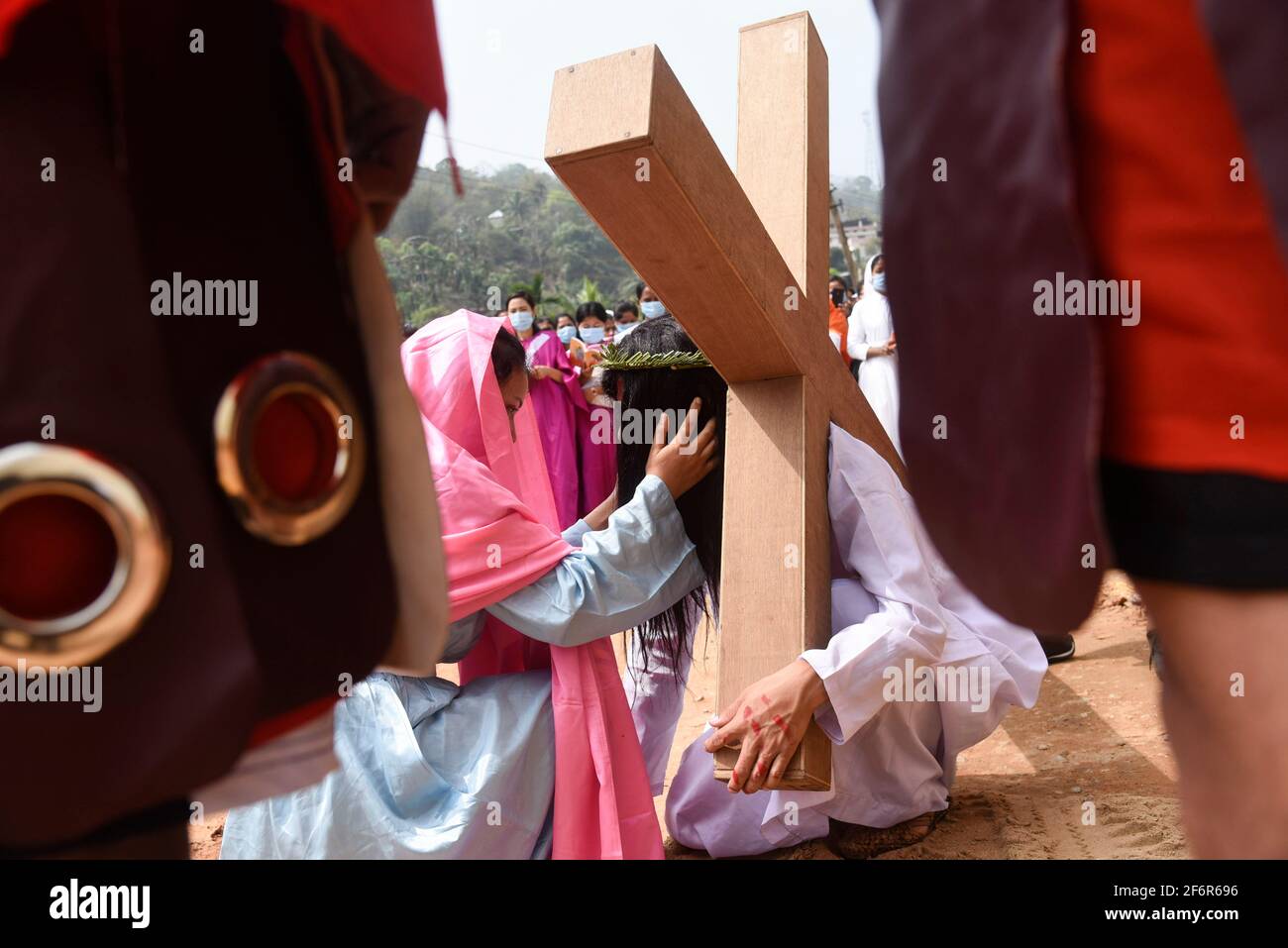 Guwahati, Assam, India. 2 Apr 2021. Il devoto cristiano vestito come Gesù Cristo riattua la crocifissione durante il gioco di Eatser il Venerdì Santo. Gesù Cristo diede la sua vita come sacrificio mentre soffriva per i peccati delle persone. Credit: David Talukdar/ZUMA Wire/Alamy Live News Foto Stock