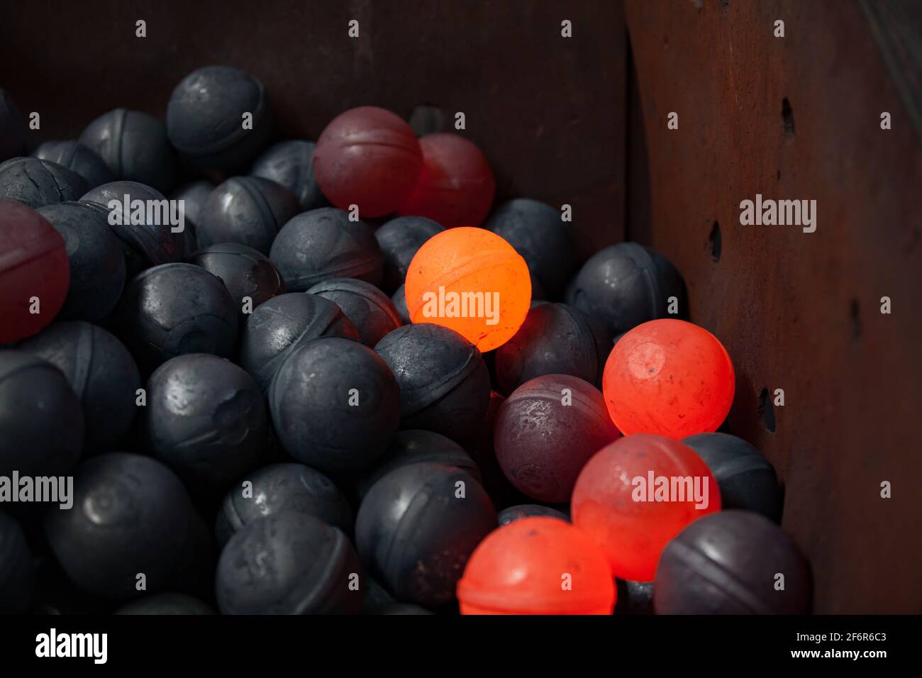 Produzione di sfere di supporto su una pressa meccanica. Metallo rosso-caldo. Steppogorsk, Kazakistan. Steppogorsk, Kazakistan Foto Stock