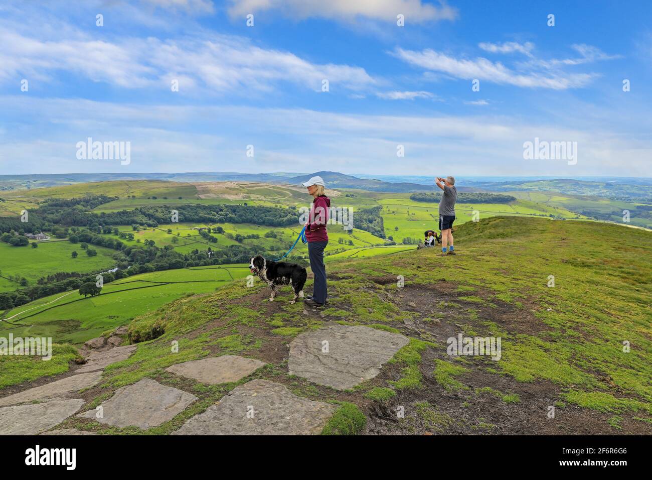 Persone che stanno ammirando la vista dalla cima della collina di Shutlingsloe, Cheshire, Inghilterra, Regno Unito Foto Stock