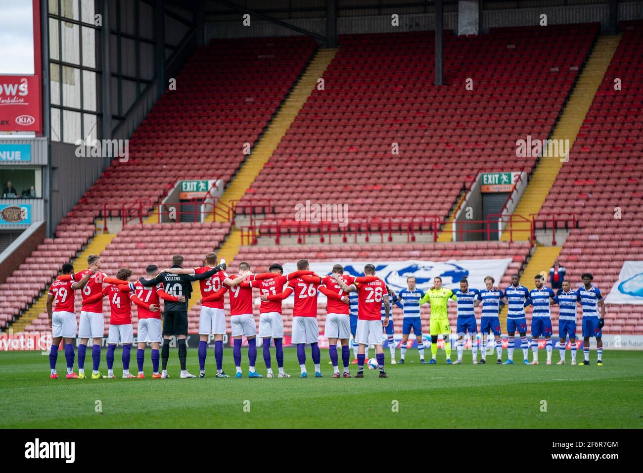 Oakwell Stadium, Barnsley, Yorkshire, Regno Unito. 2 Apr 2021. Campionato di calcio della Lega inglese di calcio, Barnsley FC contro la lettura; UN minuto di silenzio è osservato Credit: Action Plus Sport/Alamy Live News Foto Stock