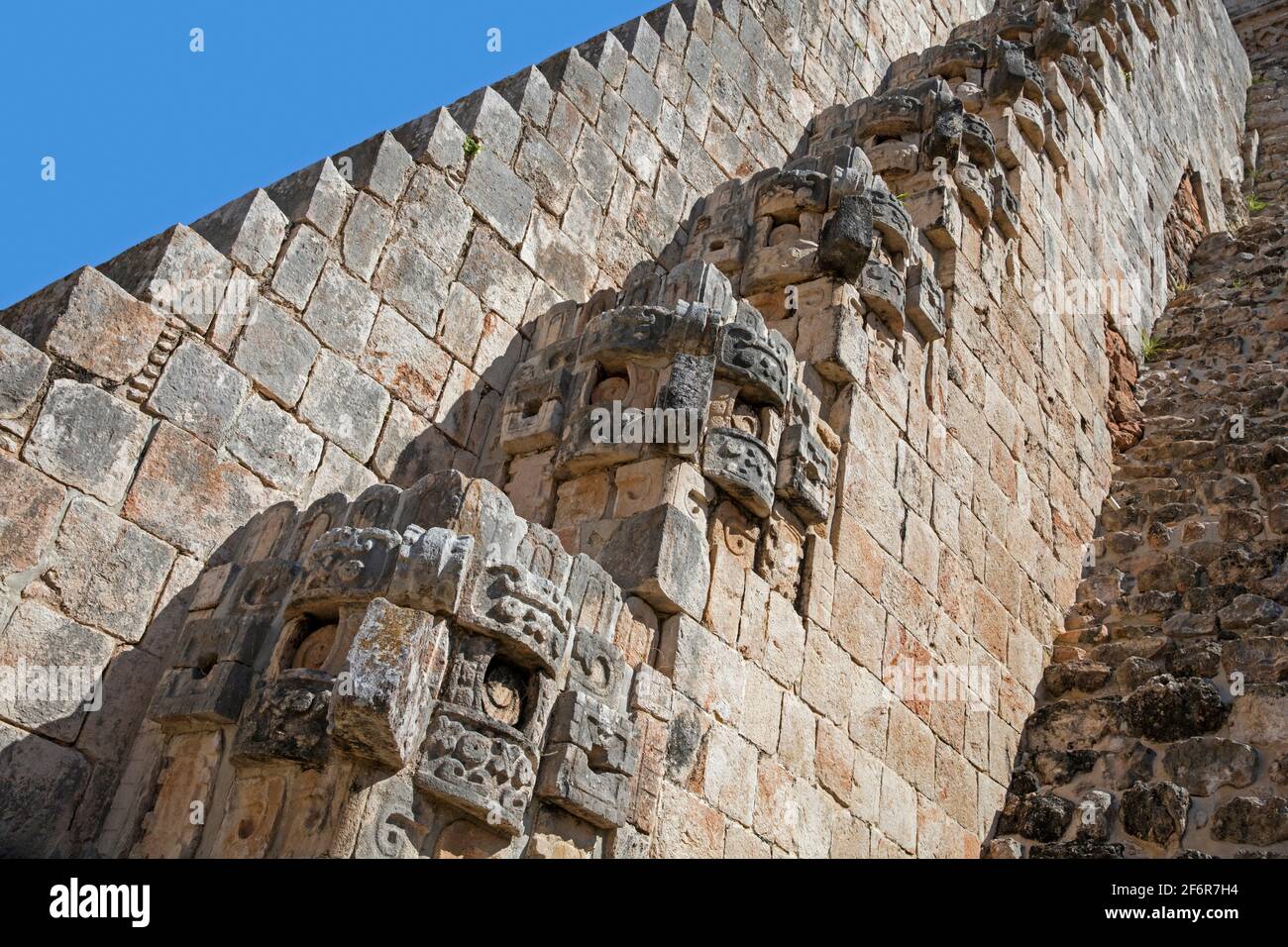 Maschere di pioggia dio Chaac / Chac linea i passi alla Piramide del Magician / Pirámide del adivino, piramide passo nella città Maya Uxmal, Yucatán, Messico Foto Stock