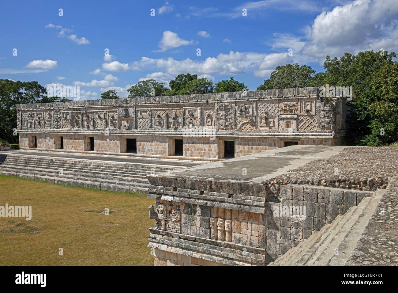 Palazzo del Governatore Mesoamericano precolombiano / Palacio del Gobernador nell'antica città Maya di Uxmal, Yucatán, Messico Foto Stock