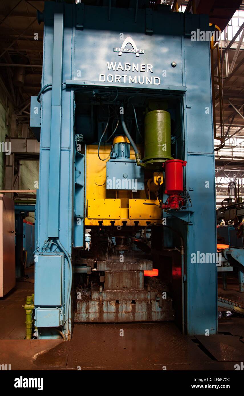 Stepnogorsk, Kazakhstan 04 aprile 2012: Impianto di produzione di cuscinetti. Punzonatrice Thyssen. Produzione anello esterno del cuscinetto. Foto Stock