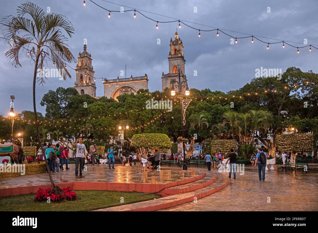 Turisti a Plaza Mayor e 16 ° secolo Catedral de Yucatán / Cattedrale di Mérida dedicata a San Ildefonso nella città Mérida, Yucatán, Messico Foto Stock